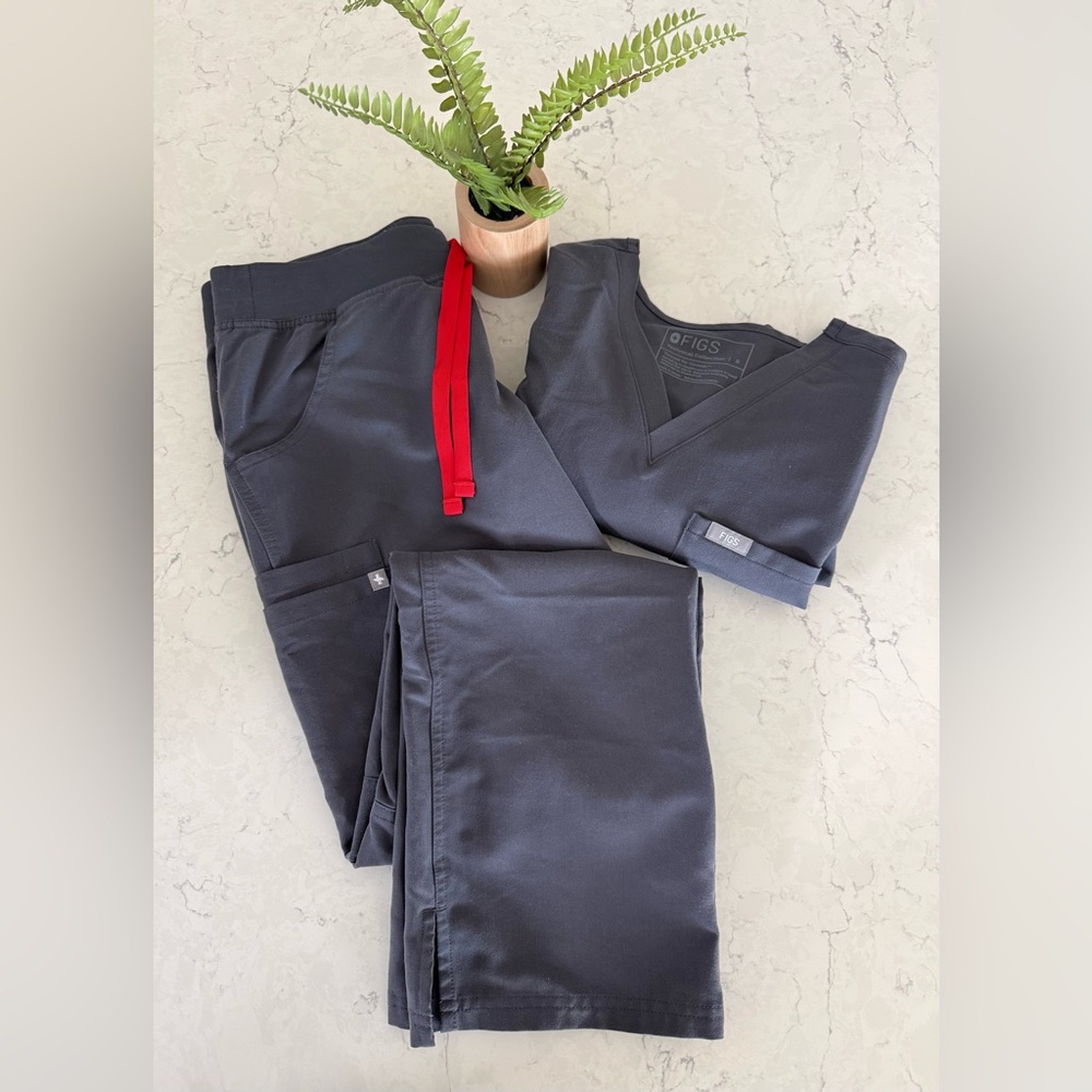 FIGS Charcoal Scrub Set EUC Catarina Top & Kade Cargo Pant Size Small S
